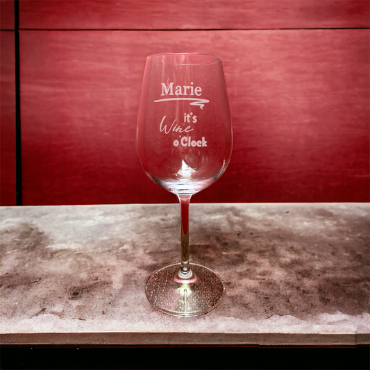 Weinglas mit Gravur "(Name) it´s wine o'clock"