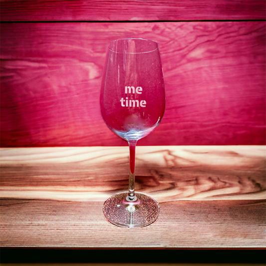 Weinglas mit Gravur "me time"