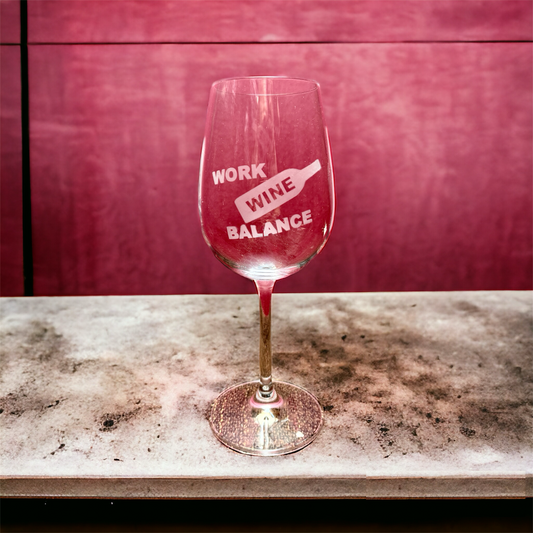 Weinglas mit Gravur "Work Wine Balance"
